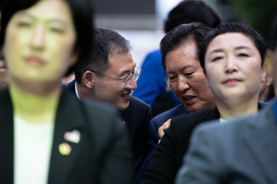 정청래 더불어민주당 의원(오른쪽). 왼쪽은 김상욱 민주당 의원. 공동취재=연합뉴스.